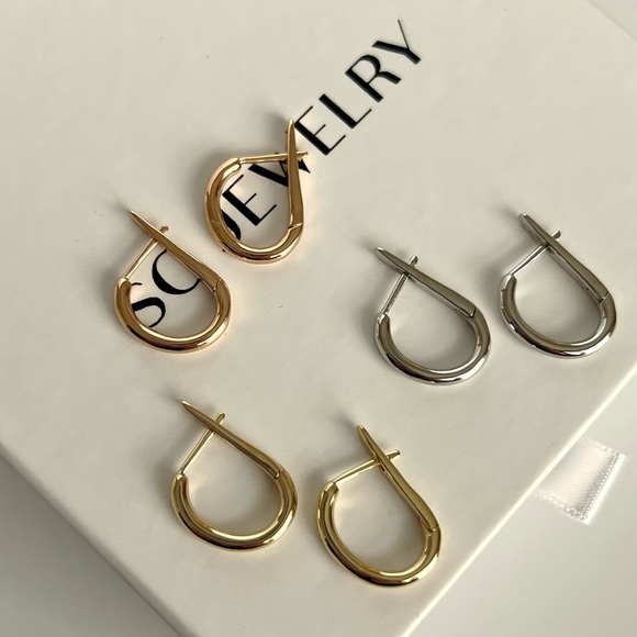 Hoop Huggie Earrings 18k Gold Luxury Jewelry - Picture 5 of 6